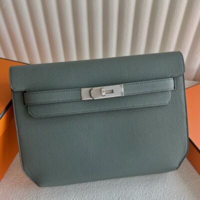 Hermes Kelly Depeches 25 Pouch in Vert Amanda Clemence Leather
