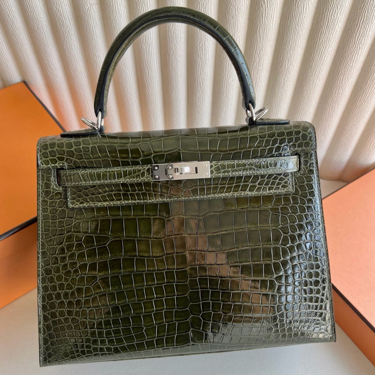 Hermes Kelly 25 Handmade Bag in Vert Olive Porosus Crocodile Shiny Skin